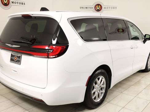 Used 2025 Chrysler Pacifica Select FWD image 3