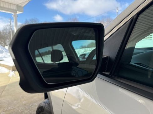 Used 2023 GMC Terrain SLE w/ Driver Convenience Package image 34