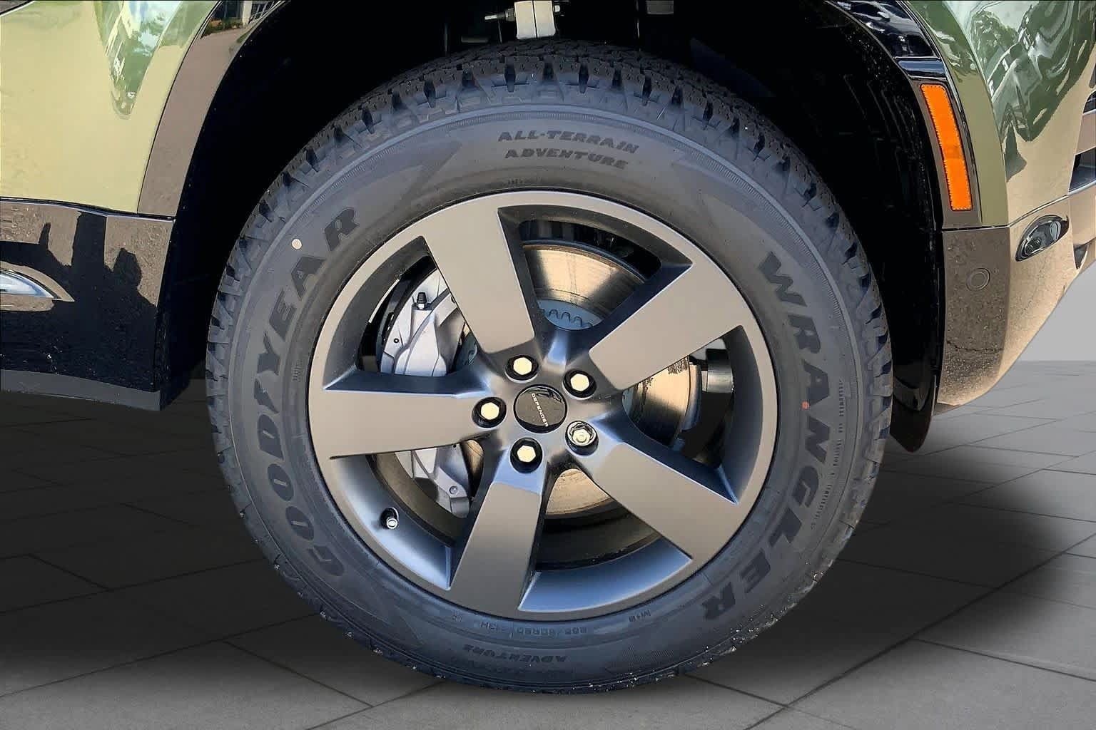 New 2026 Land Rover Defender 110 X-Dynamic SE AWD/4WD image 16