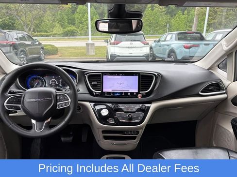 Used 2023 Chrysler Pacifica Touring-L FWD image 6