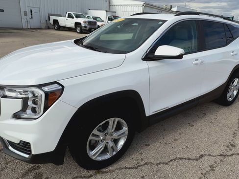 Used 2023 GMC Terrain SLE w/ Driver Convenience Package image 4