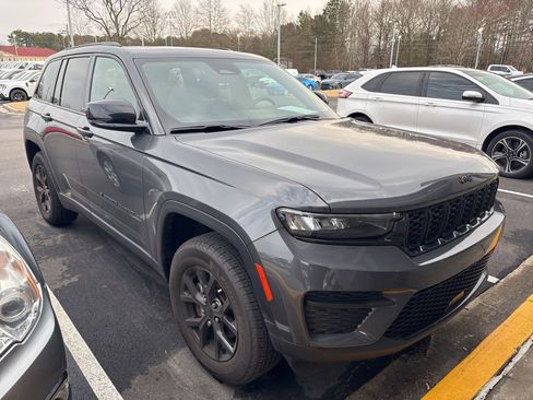 Used 2025 Jeep Grand Cherokee Altitude image 2