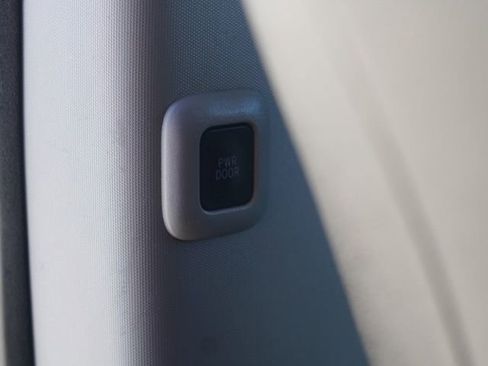 Used 2018 Toyota Sienna SE image 43