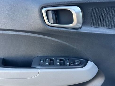 Used 2025 Hyundai Venue SEL FWD image 11