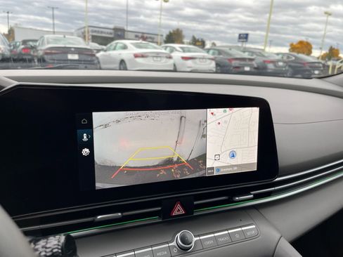 Used 2025 Hyundai Elantra SEL image 17