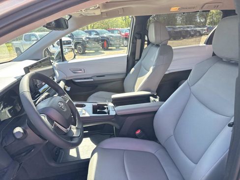 Used 2025 Toyota Sienna XLE image 18
