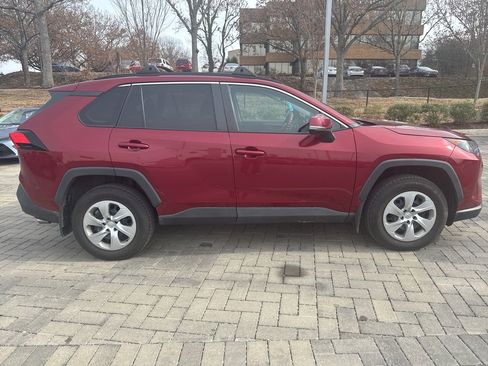 Used 2021 Toyota RAV4 LE image 3