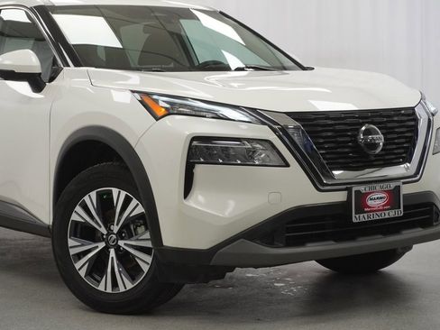 Used 2021 Nissan Rogue SV image 3