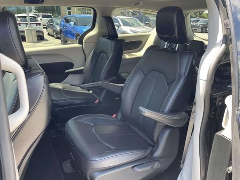 Used 2024 Chrysler Pacifica Limited FWD image 3