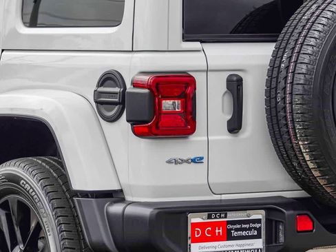Used 2022 Jeep Wrangler Unlimited Sahara AWD/4WD image 7