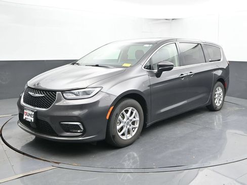 Used 2023 Chrysler Pacifica Touring-L FWD image 8