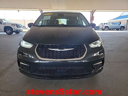 Used 2023 Chrysler Pacifica Touring-L FWD image 4