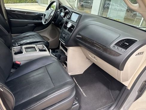 Used 2016 Chrysler Town & Country Touring image 17