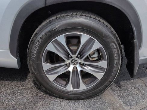 Used 2021 Toyota Highlander XLE AWD/4WD image 7