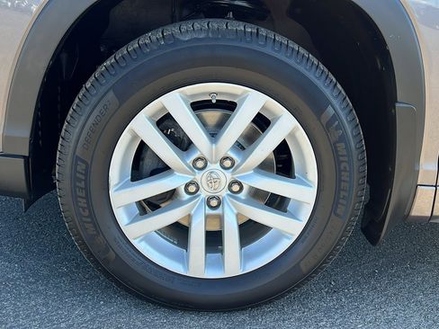 Used 2015 Toyota Highlander LE AWD/4WD image 11