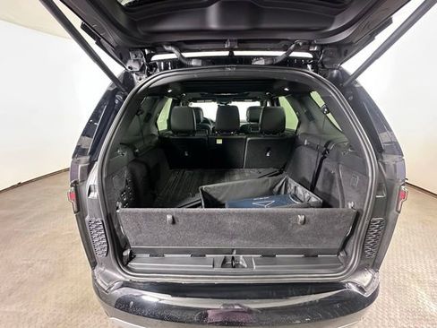 Used 2024 Land Rover Discovery Metropolitan Edition AWD/4WD image 13