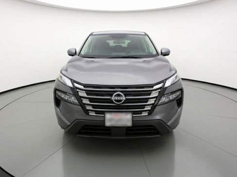 Used 2025 Nissan Rogue SV image 2