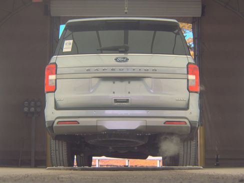 Used 2024 Ford Expedition Max XLT image 7