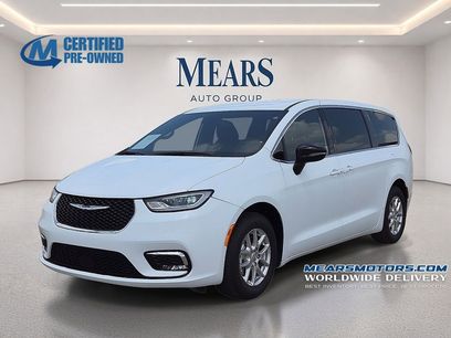 Used 2025 Chrysler Pacifica Select