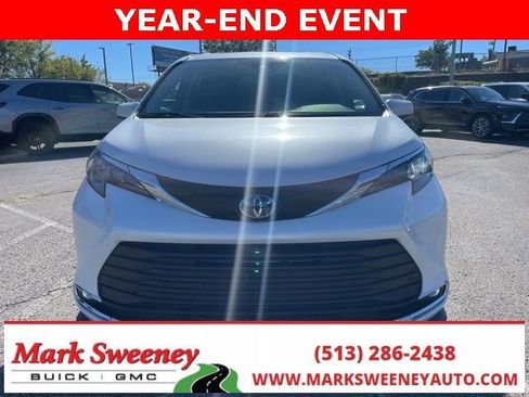 Used 2024 Toyota Sienna XLE image 3