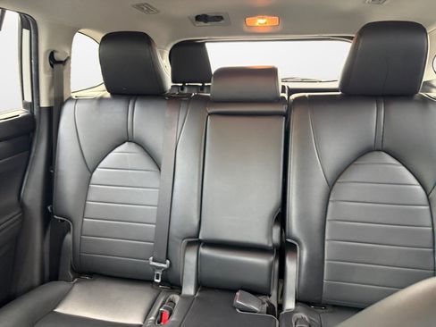 Used 2023 Toyota Highlander XLE FWD image 12