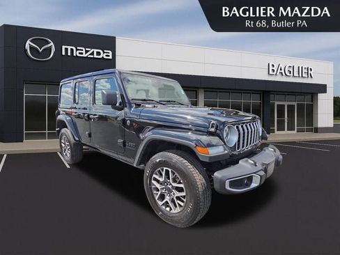 Used 2025 Jeep Wrangler Unlimited Sahara AWD/4WD image 1