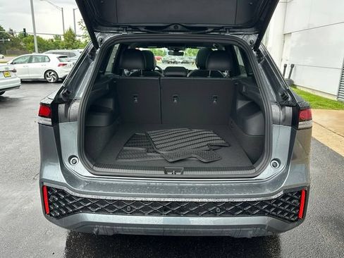 Certified 2025 Volkswagen Tiguan SE R-Line AWD/4WD image 17