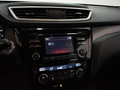 Used 2016 Nissan Rogue SV AWD/4WD image 14