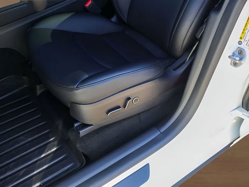 Used 2023 Tesla Model Y Performance image 8