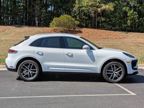 Certified 2025 Porsche Macan AWD/4WD image 31