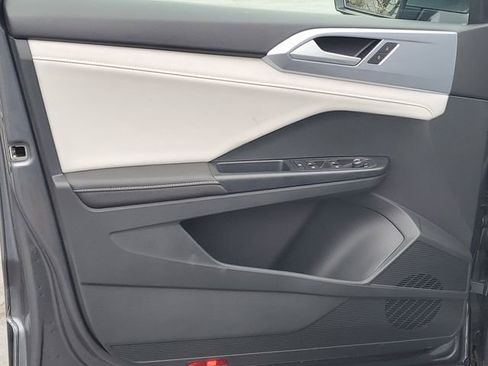 New 2026 Volkswagen Taos SE image 8