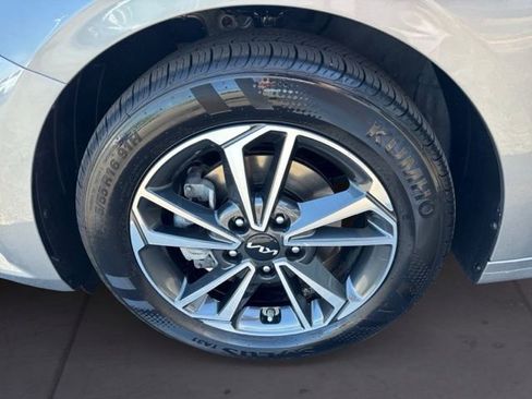 Certified 2022 Kia Forte LXS FWD image 9