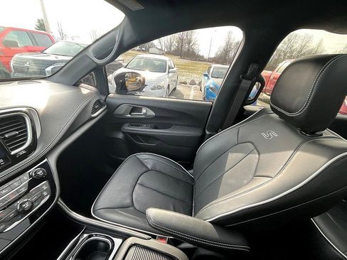 Used 2024 Chrysler Pacifica Limited w/ S Appearance Package image 30