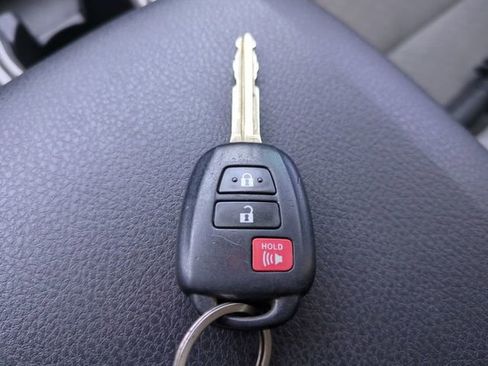 Used 2021 Toyota Tacoma SR5 AWD/4WD image 33