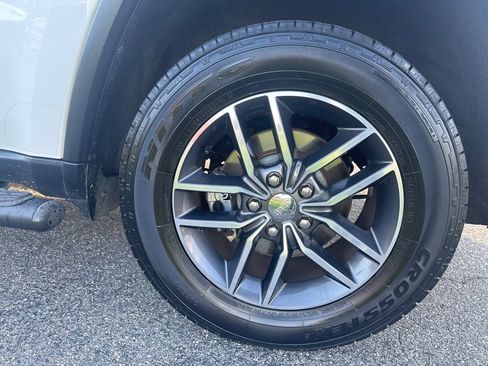 Used 2018 Jeep Grand Cherokee Limited image 31