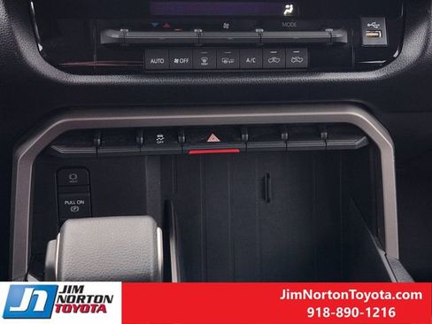 Used 2022 Toyota Tundra SR5 w/ SR5 Convenience Package AWD/4WD image 21