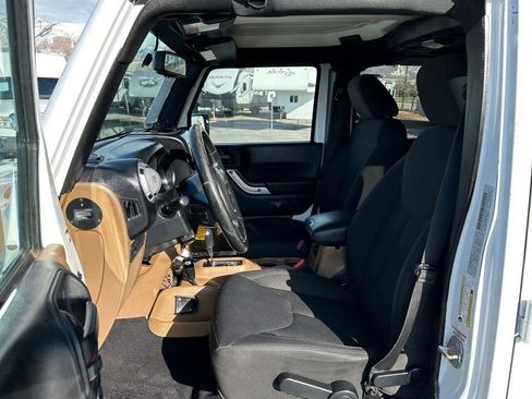 Used 2015 Jeep Wrangler Unlimited Rubicon w/ Max Tow Package image 7