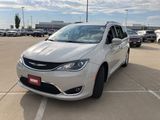 Certified 2019 Chrysler Pacifica Touring-L w/ Premium Audio Group image 3