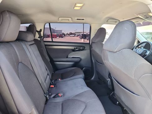 Used 2020 Toyota Highlander L image 17