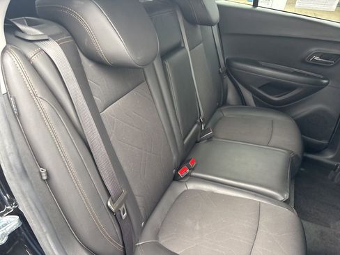 Used 2022 Chevrolet Trax LT w/ LT Convenience Package image 17