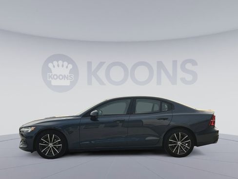 Used 2021 Volvo S60 T5 Momentum image 2