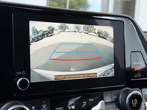 Used 2023 Toyota Highlander XLE FWD image 24