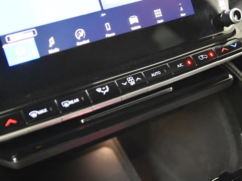 Used 2024 Jeep Wagoneer L Series II RWD image 29