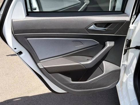 Used 2025 Volkswagen Jetta SE image 12