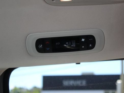 Used 2023 Chrysler Pacifica Touring-L FWD image 23