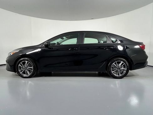 Used 2023 Kia Forte LXS w/ LXS Technology Package FWD image 4