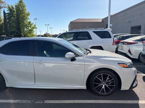 Used 2022 Toyota Camry SE FWD image 4