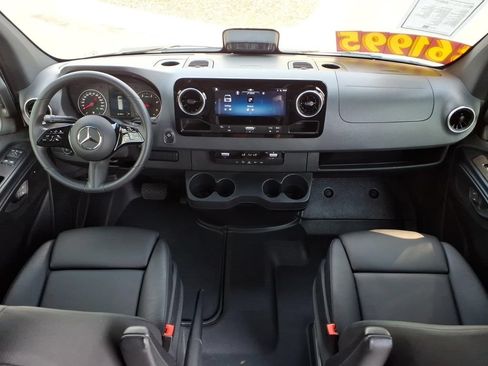 Used 2025 Mercedes-Benz Sprinter 2500 image 27