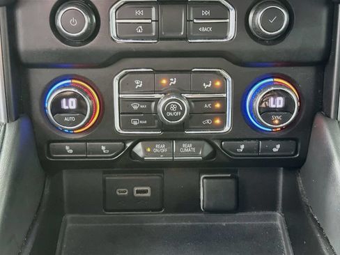 Used 2021 Chevrolet Suburban LT RWD image 18