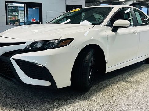 Used 2024 Toyota Camry SE FWD image 3